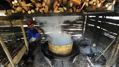 Seorang pria memasak air nira kelapa yang akan dijadikan gula merah di desa Taman Jaya, Sukabumi, Jawa Barat  (24/06). Dalam sehari warga dapat menghasilkan gula kelapa sekitar 20 kilogram. (Merdeka.com/Arie Basuki)