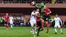 Kiper Albania, Etrit Berisha, mengamankan bola dari serangan pemain Spanyol. Kekalahan ini membuat Albania tertahan di posisi tiga klasemen sementara dengan enam poin. (AFP/Andrej Isakovic)