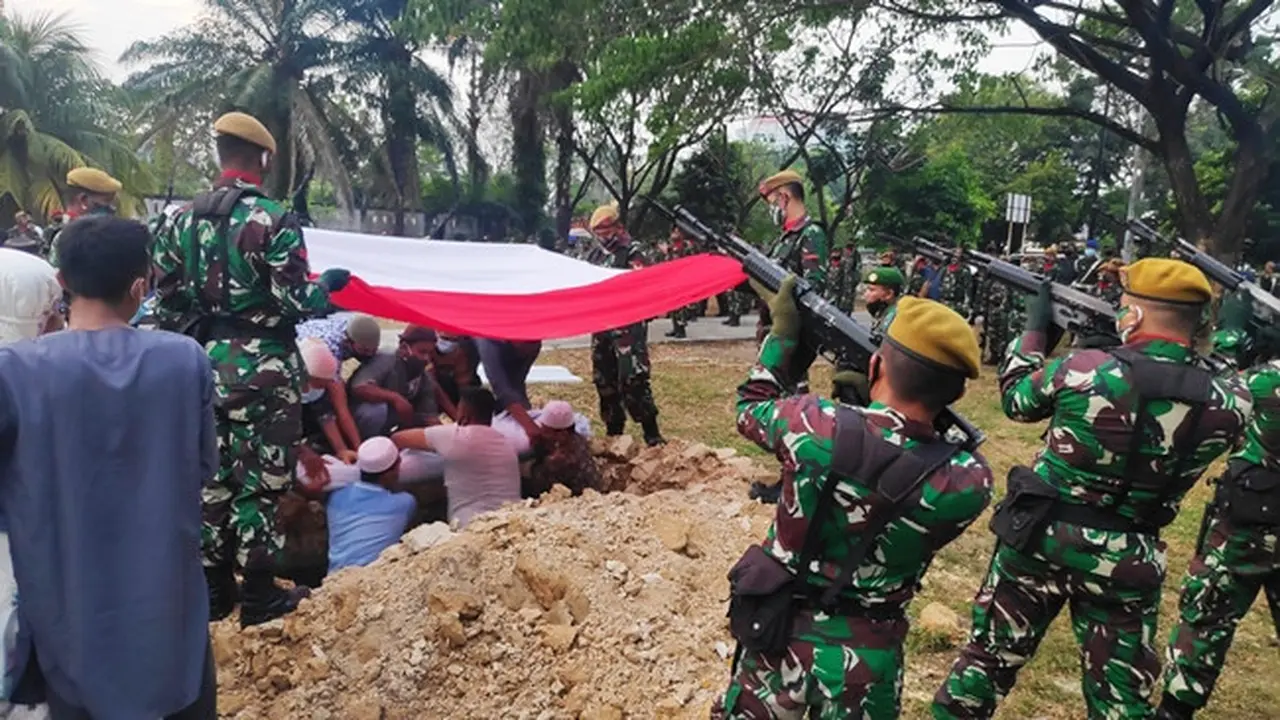 Prosesi pemakaman prajurit TNI gugur di Pekanbaru secara militer.