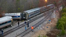 Kondisi kereta penumpang Amtrak yang bertabrakan dengan kereta barang CSX di South Carolina (4/2). Kereta api dengan 139 penumpang itu melakukan perjalanan New York ke Miami saat bertabrakan dengan kereta barang. (Tim Dominick/The State)