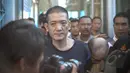 Tersangka yang diduga jaringan Freddy Budiman saat dijemput paksa oleh anggota kepolisian, Jakarta, Jumat (10/4/2015). Tim Bareskrim Mabes Polri mengamankan kaki tangan Freddy Budiman yaitu Kim dan A cuan. (Liputan6.com/Faizal Fanani)