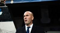 Pelatih Real Madrid Zinedine Zidane menemani timnya saat menghadapi Legia Warsawa di Polish Army Stadium, Warsawa, Rabu (2/11/2016). (AFP/Odd Andersen)