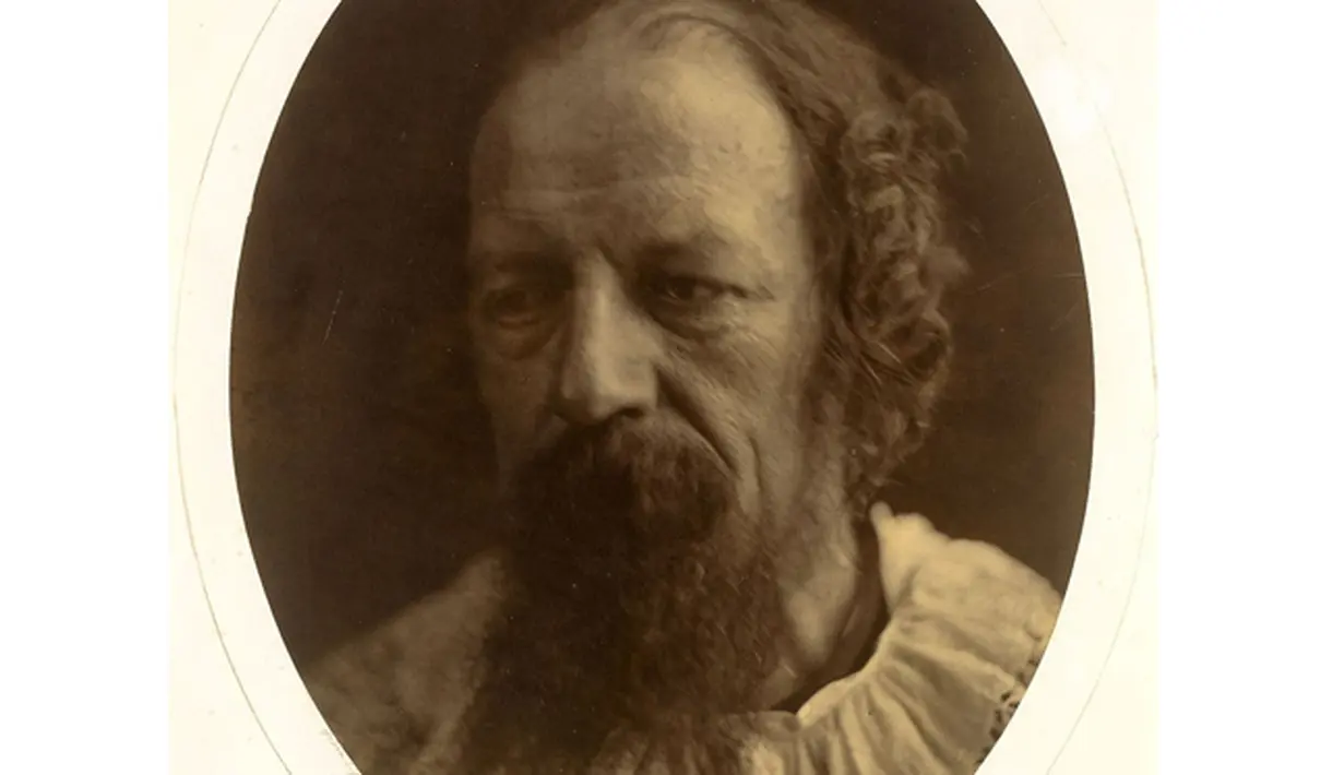 Alfred, Lord Tennyson foto karya Cameron tahun 1866. Butuh waktu tiga tahun untuk bisa mendapatkan foto Tennyson dengan gaya seperti dalam gambar.  (Julia Margaret Cameron/Museum of Art/wwn)