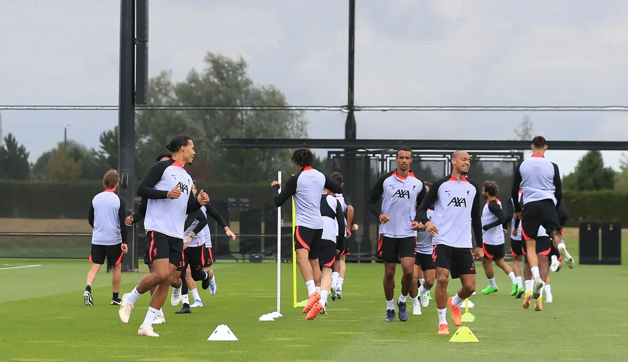 Para pemain Liverpool mengambil bagian dalam sesi latihan di tempat latihan Liverpool di Liverpool, Inggris barat laut, Selasa (6/9/2022). Liverpool tandang ke markas Napoli pada laga perdana Liga Champions Grup A di Stadion Diego Armando Maradona, Kamis, 8 September 2022 dini hari WIB. (Photo by Lindsey Parnaby / AFP)
