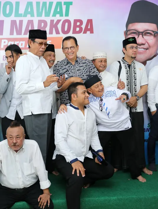 "Kyai bilang jika sudah mentok, salawat jalan terakhir. Salawat adalah jalan tercepat menuju terkabulnya doa. Semoga artis yang hadir usahanya menjauhi nelarkoba terkabul dan semoga Indonesia benas dari narkoba," kata Cak Imin. (Adrian Putra/Bintang.com)