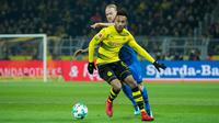 Penyerang Borussia Dortmund, Pierre-Emerick Aubameyang, dianggap sebagai sosok yang layak untuk menggantikan Antoine Griezmann di lini depan Atletico Madrid. (AFP/Guido Kirchner)