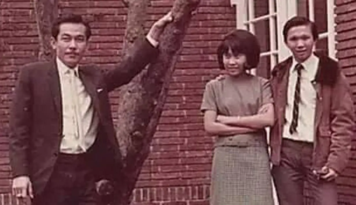 Bob Sadino (kiri) berpose dengan dua rekannya. (www.facebook.com/ance.dewianti)