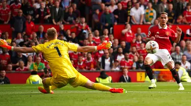 Pemain Manchester United Antony (kanan) mencetak gol ke gawang Arsenal pada pertandingan sepak bola Liga Premier Inggris di Stadion Old Trafford, Manchester, Inggris, 4 September 2022. Manchester United menang atas Arsenal dengan skor 3-1. (AP Photo/Dave Thompson)