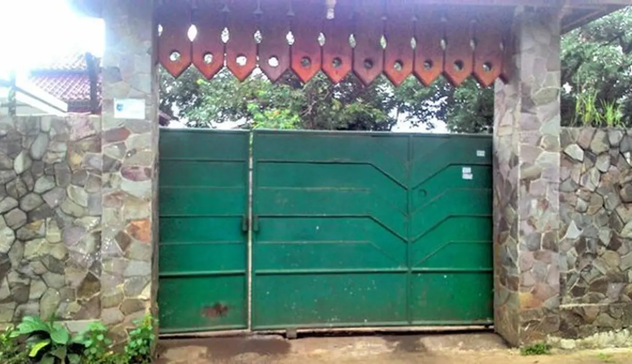 Pintu gerbang masuk rumah Mandra. Dari depan sudah tampak gaya nuansa khas Betawi. (dok. Merdeka.com)