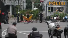 Sejumlah Petugas saat memproses evakuasi mayat korban ledakan bom di pos pol sarinah, Jakarta, Kamis, (14/1/2016). Beberapa ledakan dan suara senjata api terjadi di pusat ibukota. (Liputan6.com/Angga Yuniar)