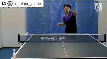 Sebuah video merekam aksi seorang pria bermain pingpong dengan berbagai jenis raket