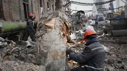 Imbasnya, kegiatan operasional di PLTP Darnytsia telah dihentikan sepenuhnya untuk sementara waktu guna pemeriksaan teknis dan langkah pemulihan. Tampak dalam foto, para pekerja membersihkan kerusakan di Pembangkit Listrik Tenaga Panas (PLTP) Darnytsia setelah serangan Rusia di Kyiv, Ukraina, Rabu 4 Februari 2026. (AP Photo/Sergei Grits)