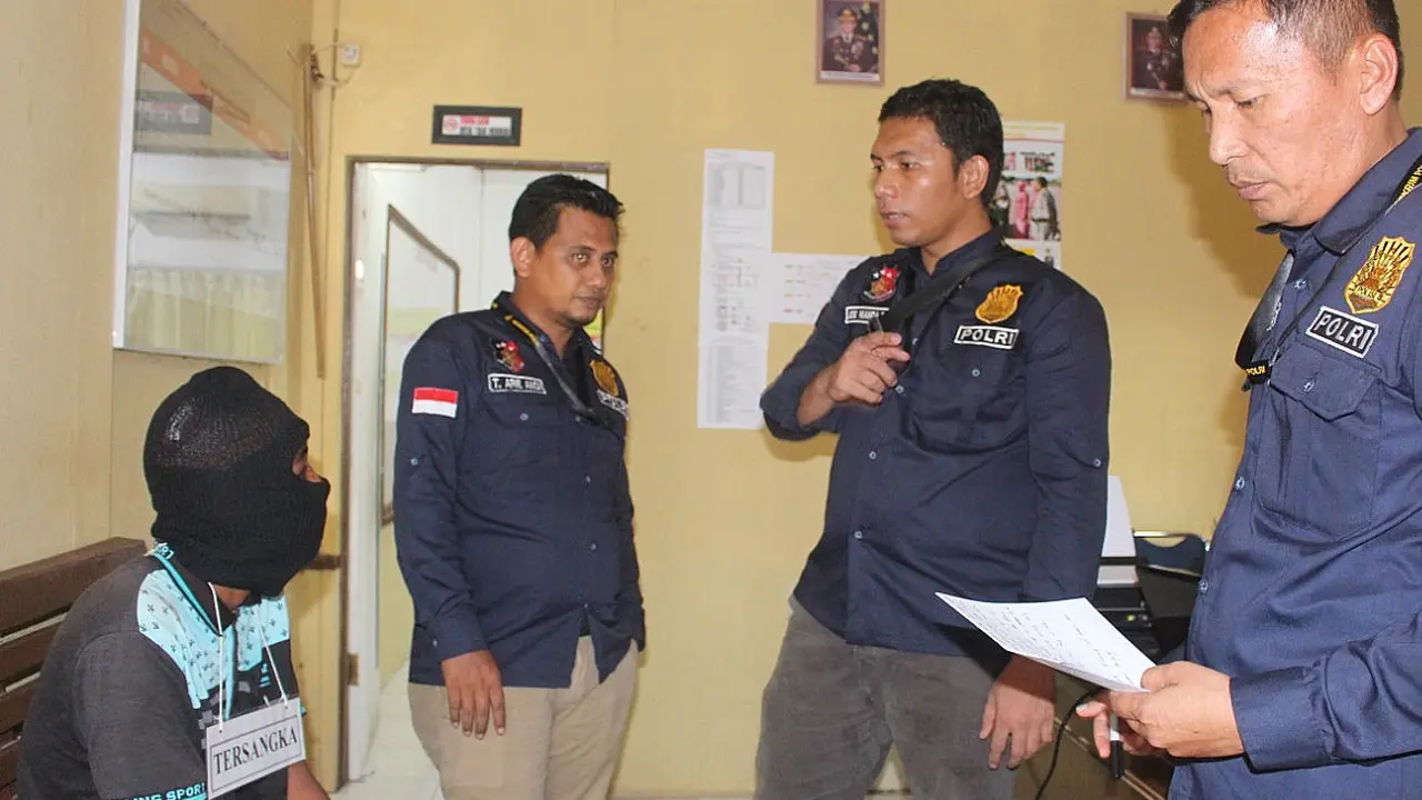 Pelaku H (22) sedang ditangani personel Polres Aceh Utara (Liputan6.com/Rino Abonita)