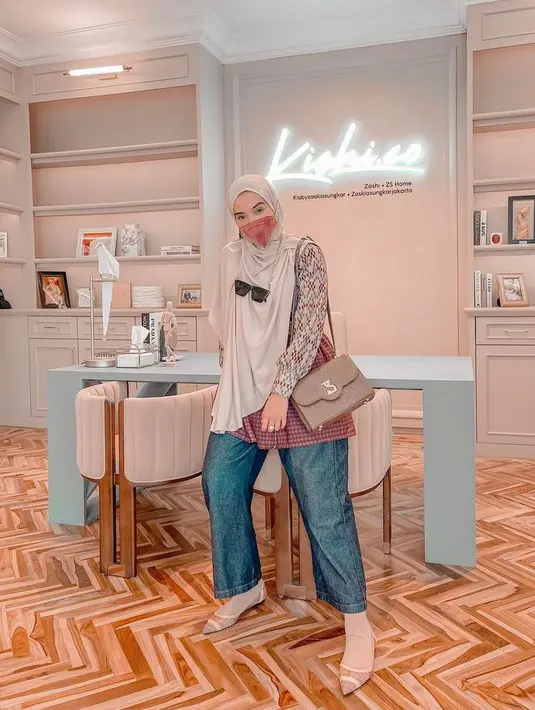 Sontek gaya Zaskia Sungkar berikut ini. Padukan blouse batik, celana kulot, dan pashmina. Cocok untuk outfit kerja! (Instagram/zaskiasungkar15).