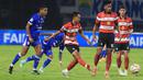 Pemain Madura United menguasai bola saat melawan Persib Bandung pada laga pekan ke-23 BRI Super League 2025/2026 di Stadion Gelora Bandung Lautan Api (GBLA), Kota Bandung, Kamis (26/2/2026) malam WIB. (Bola.com/Erwin Snaz)