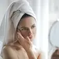 Ilustrasi perempuan dengan kulit wajah sehat karena rutin mencuci wajah menggunakan sabun cuci muka yang tepat. Credits: pexels.com by&nbsp;Andrea Piacquadio