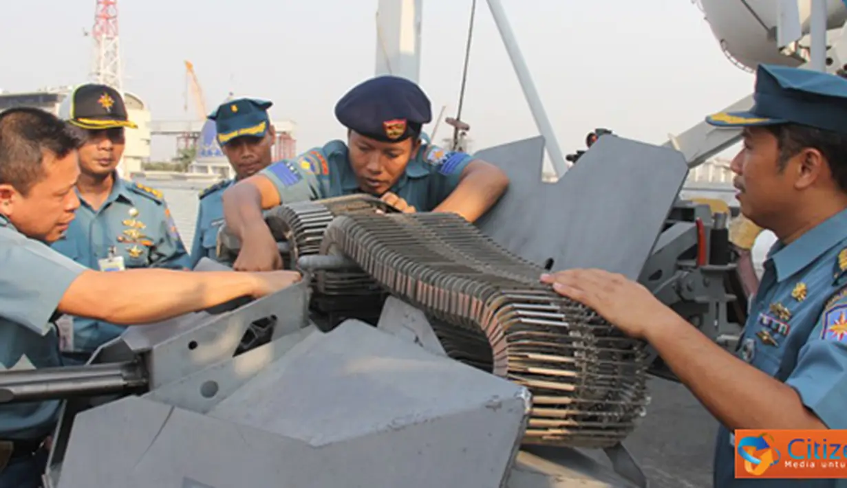 Citizen6, Jakarta: Kadisharkap Kolinlamil Kolonel Laut (T) Rachmat Hartoyo, melaksanakan pemeriksaan senjata atas air KRI Teluk Manado (TMO)-537, di dermaga Kolinlamil Tanjung Priok, baru-baru ini. (Pengirim: Kadispen Kolinlamil).