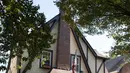 Foto rumah masa kecil Presiden AS Donald Trump di pinggiran Kota New York di Queens yang diambil pada 18 Oktober 2016. Rumah itu menjadi saksi tempat tinggal Donald Trump sejak lahir hingga kira-kira berusia empat tahun. (AP Photo/Mary Altaffer, File)