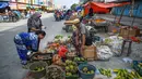 Suasana jual beli di sebuah pasar tradisional usai gempa dan tsunami melanda Palu, Sulawesi Tengah, Kamis (4/10). Ekonomi Kota Palu berangsur-angsur sudah mulai bergeliat. (Permata SAMAD/AFP)