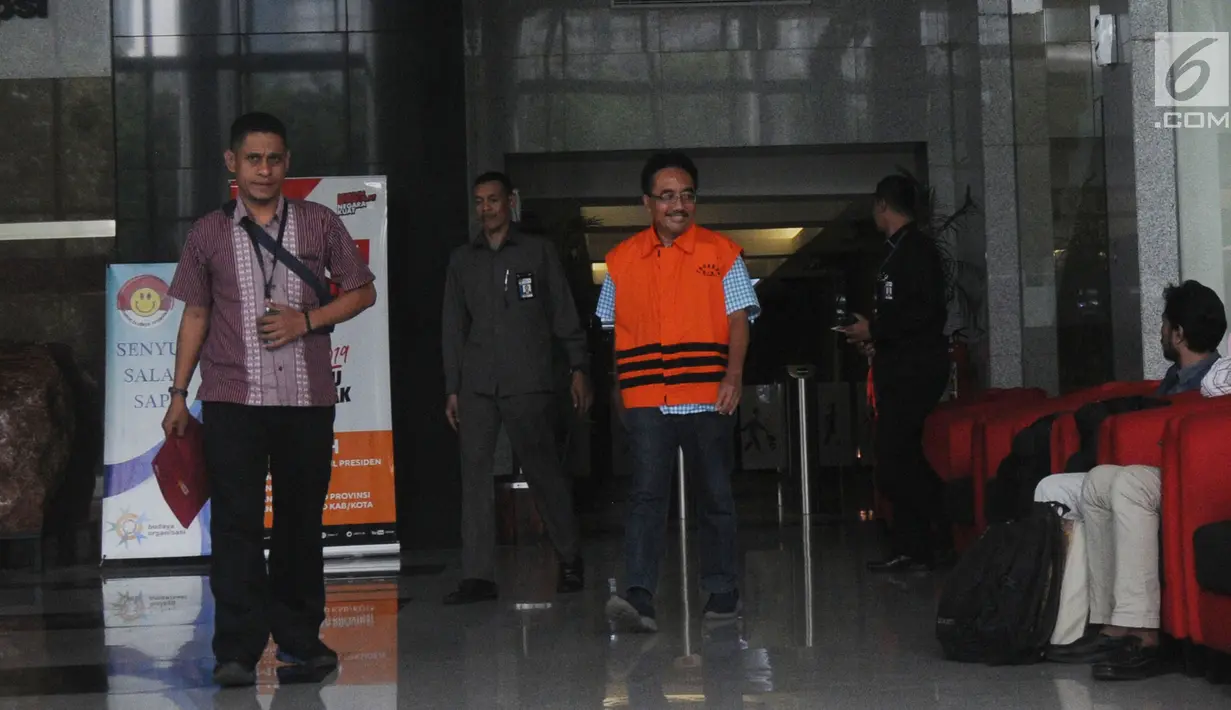 Mantan anggota DPRD Kota Malang Indra Tjahyono usai menjalani pemeriksaan lanjutan di Gedung KPK, Jakarta, Selasa (4/12). Indra Tjahyono diperiksa sebagai tersangka untuk melengkapi berkas dugaan menerima suap. (Merdeka.com/Dwi Narwoko)