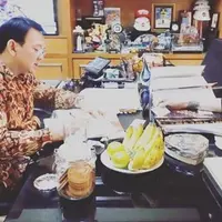Sophia Latjuba saat berkunjung ke ruang kerja Ahok (Instagram/@sophia_latjuba88)