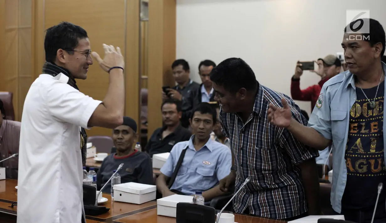 Wakil Gubernur DKI Jakarta Sandiaga Uno saat menemui perwakilan sopir angkot di Balai Kota, Jakarta, Rabu (31/1). Sopir meminta jalan Jatibaru dapat difungsikan kembali agar tidak menghalangi mereka mencari nafkah. (Liputan6.com/Arya Manggala)