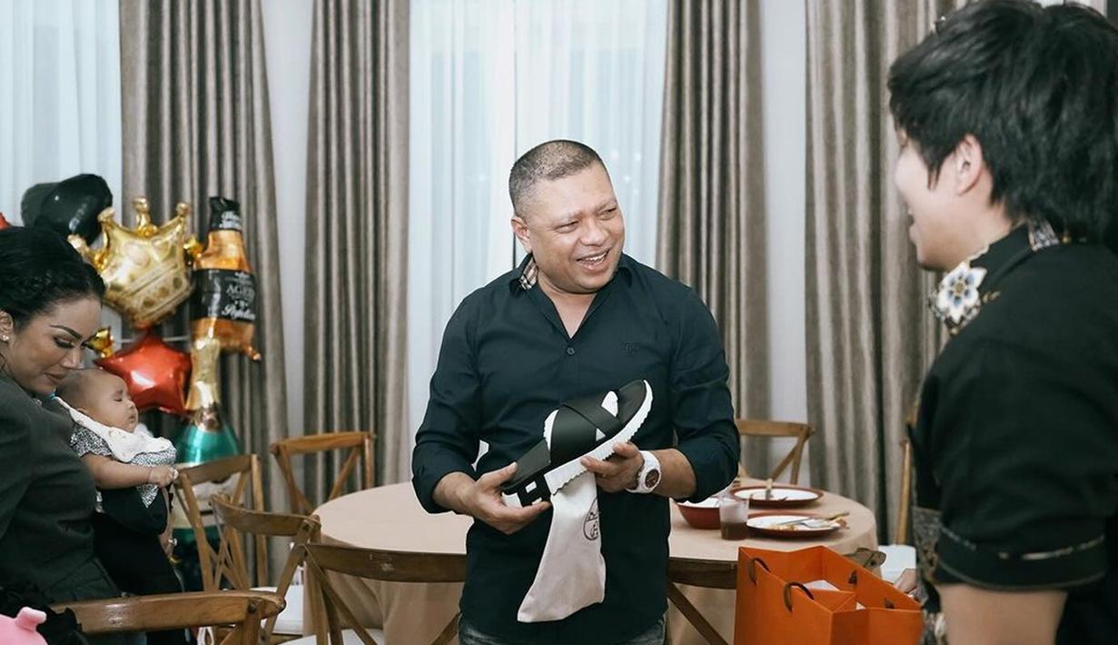 Dalam kesempatan tersebut, tampak pula Atta Halilintar memberikan hadiah spesial untuk Raul. Suami Aurel Hermansyah ini terlihat memberikan sebuah sandal dari brand ternama sebagai kado ulang tahun. (Liputan6.com/IG/@aurelie.hermansyah)