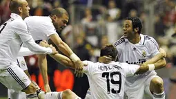 Real Madrid players celebrate their third goal against Athletic Bilbao during their Spanish league football match on March 14, 2009, at San Mames stadium in Bilbao. AFP PHOTO/RAFA RIVAS