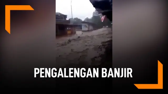 Derasnya hujan serta imbas galian kabel membuat Desa Margamukti, Pengalengan, Kabupaten Bandung, banjir.