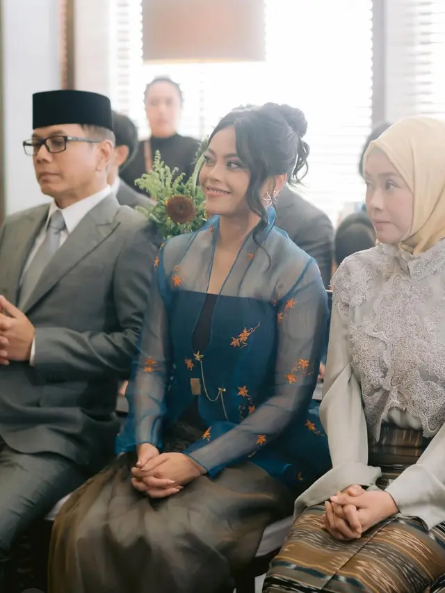 Sakina Tama, Putri Kedua Wishnutama yang Baru Saja Tunangan didampingi kedua orangtua. [@sakinatama]