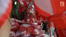 Pedagang bendera menunggu calon pembeli di kawasan Pasar Jatinegara, Jakarta, Rabu (14/8/2019). Pedagang musiman memajang beragam jenis aksesoris seperti bendera merah putih, umbul-umbul dan lambang Garuda untuk perayaan HUT ke-74 RI pada 17 Agustus 2019 mendatang. (merdeka.com/imam buhori)