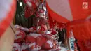 Pedagang bendera menunggu calon pembeli di kawasan Pasar Jatinegara, Jakarta, Rabu (14/8/2019). Pedagang musiman memajang beragam jenis aksesoris seperti bendera merah putih, umbul-umbul dan lambang Garuda untuk perayaan HUT ke-74 RI pada 17 Agustus 2019 mendatang. (merdeka.com/imam buhori)