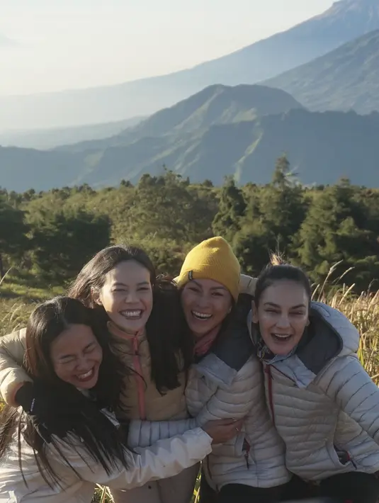 <p>Naik gunung kali ini menjadi pengalaman yanag sangat berkesan bagi Yura Yunita dan kawan-kawan. (foto: Instagram/ yurayunita)</p>