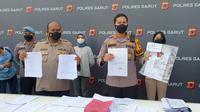 Kapolres Garut AKBP Wirdhanto Hadicaksono menunjukan barang bukti dalam rilis pengungkapan perkara investasi bodong di Garut, Jawa Barat beberapa waktu lalu. (Liputan6.com/Jayadi Supriadin)