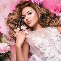 Makeup Aurel Hermansyah makin cute seperti boneka Barbie