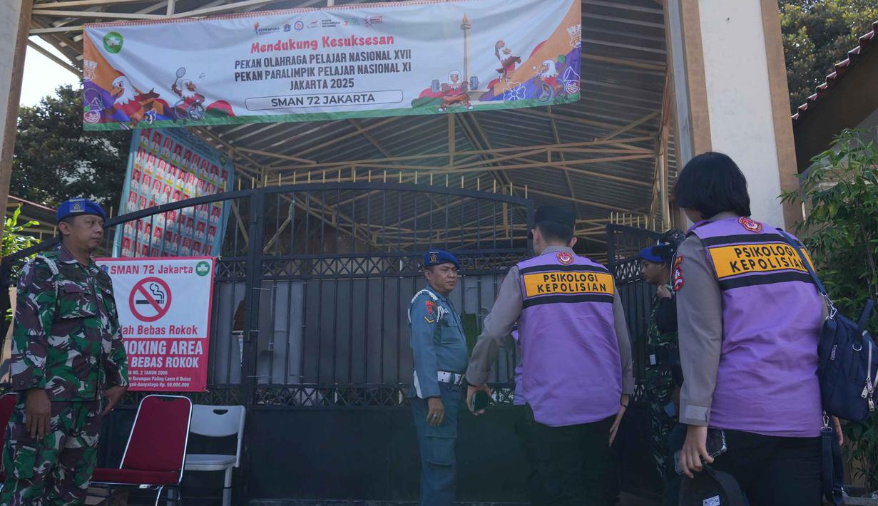 Penjagaan ketat ini dilakukan menyusul insiden ledakan yang terjadi di sekolah tersebut pada Jumat (7/11/2025). Tampak dalam foto, personel militer berjaga di gerbang sebuah sekolah setelah ledakan di Jakarta, Indonesia, Minggu, 9 November 2025. (AP Photo/Achmad Ibrahim)
