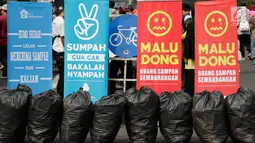 Sejumlah kantong plastik sampah yang dikumpulkan relawan di lokasi Car Free Day, Jakarta, Minggu (21/5). Kegiatan itu mengajak masyarakat agar peduli dengan kebersihan lingkungan serta selalu membuang sampah pada tempatnya (Liputan6.com/Immanuel Antonius)