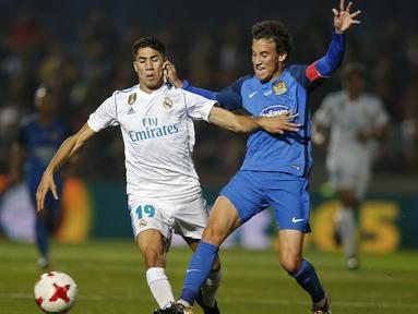 Bek Real Madrid, Achraf Hakimi, berebut bola dengan gelandang Fuenlabrada, Luis Milla, pada laga Copa del Rey di Stadion Fernando Torres, Madrid, Kamis (26/10/2017). Fuenlabrada kalah 0-2 dari Madrid. (AP/Francisco Seco)