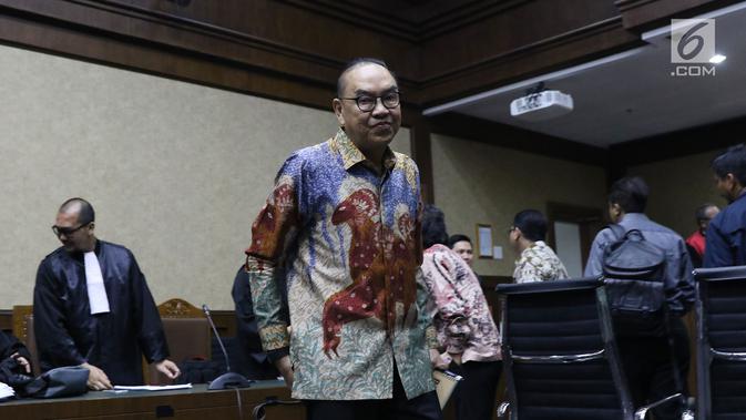 Terdakwa suap pembangunan PLTU Riau-1 Johannes Budisutrisno Kotjo saat jeda sidang lanjutan di Pengadilan Tipikor, Jakarta, Kamis (18/10). Sidang mendengar keterangan saksi dari PT PJB dan PT Samantaka Batubara. (Liputan6.com/Helmi Fithriansyah)