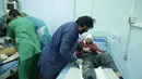 Dokter mengecek kondisi pria korban serangan bom bunuh diri di rumah sakit Wazir Akbar Khan di Kabul, Afghanistan (31/10). Dilaporkan sedikitnya 4 Orang tewas dan puluhan lainnya luka-luka akibat serangan tersebut. (AP Photo/Massoud Hossaini)