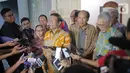 Ketua Umum Gerakan Suluh Kebangsaan Mahfud MD didampingi Wakil Presiden ke 6 Try Sutrisno bersiap memberikan keterangan usai pertemuan tertutup di Jakarta, Kamis (3/10/2019). Pertemuan tersebut selain silaturahmi juga mendiskusikan berbagai isu kebangsaan saat ini. (Liputan6.com/Faizal Fanani)