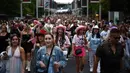 <p>Banyak di antara para penggemar dari berbagai penjuru dunia yang tiba di Wembley, mengenakan payet dan topi koboi. (HENRY NICHOLLS / AFP)</p>