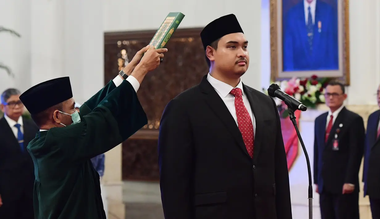 Menpora Ario Bimo Nandito Ariotedjo (kiri) mengucapkan sumpah saat dilantik Presiden Joko Widodo di Istana Negara, Jakarta, Senin (3/4/2023). Ario Bimo Nandito Ariotedjo yang lebih dikenal sebagai Dito Ariotedjo merupakan politisi partai Golkar merupakan salah satu menteri yang paling muda di era Presiden Jokowi. Dito yang mengemban tugas sebagai Menpora menggantikan Zainudin Amali saat ini berumur 32 tahun. (Foto: Biro Pers Sekretariat Presiden/Lukas)