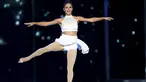 Miss New York, Jamie Lynn Macchia menunjukan bakatnya menari balet saat ajang kecantikan Miss Amerika 2015 di Boardwalk Hall di Atlantic City, New Jersey, 8 September 2015. (REUTERS/Mark Makela) 