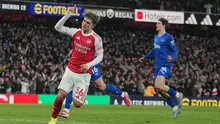 Pada masa injury time atau pada menit ke-90+7, giliran Max Dowman mencatat nama di papan skor sekaligus mengukir sejarah sebagai pencetak gol termuda dalam sejarah Premier League. Tampak dalam foto, pemain Arsenal, Max Dowman (kiri) merayakan golnya selama pertandingan lanjutan Premier League musim 2025/2026 melawan Everton di Emirates Stadium, Inggris, Sabtu 14 Maret 2026 waktu setempat atau Minggu (15/3/2026) dini hari WIB. (AP Photo/Kin Cheung)