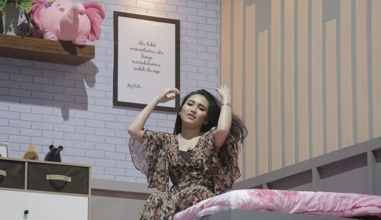 Au Ting Ting begitu badai saat sedang membenarkan rambut. Dengan memakai piyama coklat, Ayu Tin Ting terihat begitu menawan. Tidak heran memang, kalau Ayu adalah salah satu artis cantik yang memiliki pesona luar biasa. (KapanLagi.com/Muhammad Akrom Sukarya)