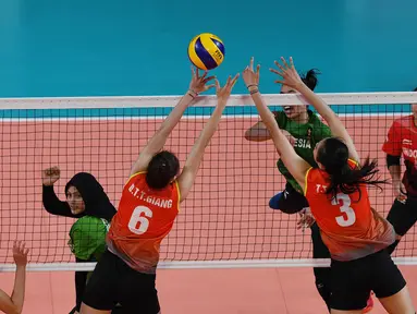 Pemain voli putri Vietnam berusaha memblok bola saat bertanding melawan Indonesia pada pertandingan babak semifinal peringkat 5-8 voli putri Asian Games 2018 di Tennis Indoor Senayan, Jakarta, Jumat (31/8). Indonesia kalah 1-3. (Merdeka.com/Imam Buhori)