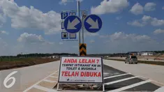 Sebuah papan pengumuman tentang keberadaan tempat istirahat di Km 86, Jawa Barat, Senin (13/7/2015). Meski Rest Area Km 86 masih dalam proses penyempurnaan, area ini sudah bisa dikunjungi pemudik yang ingin beristirahat. (Liputan6.com/Herman Zakharia)