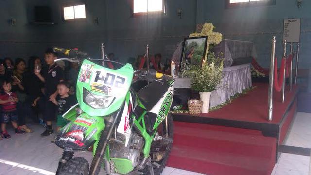 Gandrung Motor Cross Biker Kenakan Pakaian Balap Saat Dimakamkan