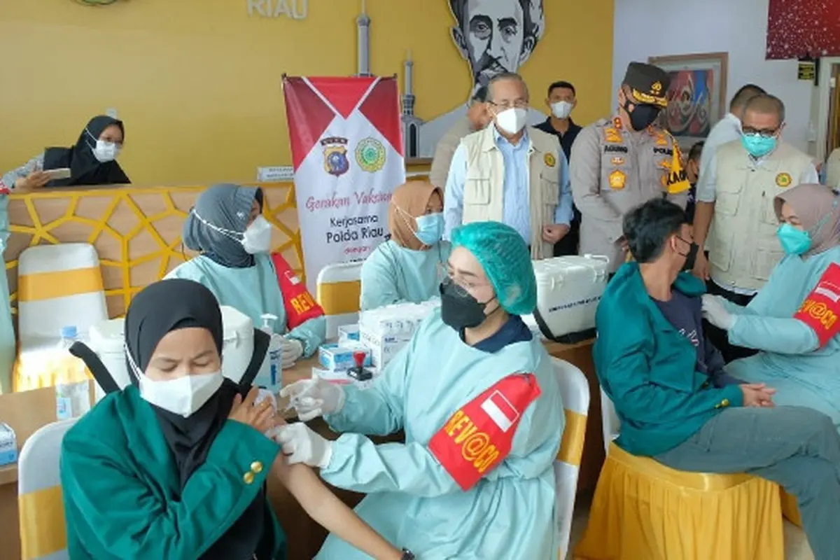 Pemberian vaksin Covid-19 kepada mahasiswa di Universitas Muhammadiyah Riau.